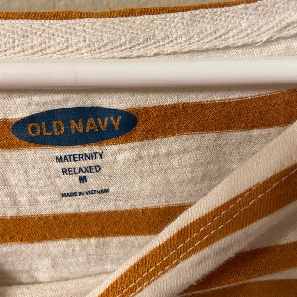 Old Navy maternity top. 3/4 length sleeves. Made out of cotton.